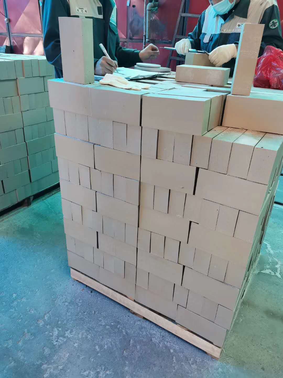 65厚耐酸磚今年處于一直是缺貨狀態(tài)，而且價格高，那么為什么會出現(xiàn)這種情況